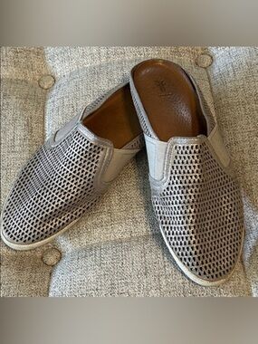 Frye Melanie Perth Mule sneakers in tan/gold perforated  leather size 9